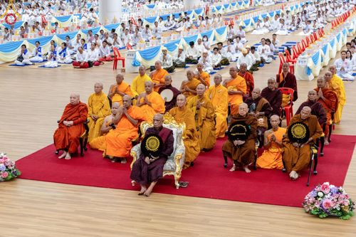 ภาพ No.60409:การต้อนรับพระสังฆาธิการ 10,000 กว่าวัดทั่วประเทศ พิธีมอบปัจจัยช่วยเหลือครู 4 จังหวัดชายแดนภาคใต้ พิธีปฏิบัติธรรม ในวันคุ้มครองโลก วันจันทร์ที่ 22 เมษายน พ.ศ.2567 ณ วัดพระธรรมกาย จ.ปทุมธานี