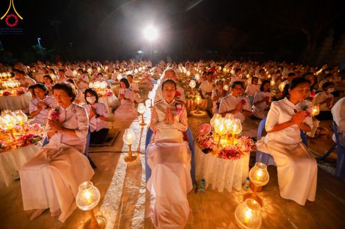 ภาพ No.112105:พิธีจุดประทีปถวายเป็นพุทธบูชา และบูชาธรรมมหาปูชนียาจารย์ พระมงคลเทพมุนี(สด จนฺทสโร) ในโครงการธรรมยาตรา กตัญญูบูชา มหาปูชนียาจารย์ พระมงคลเทพมุนี(สด จนฺทสโร) พระผู้ปราบมาร อนุสรณ์สถาน 7 แห่ง ปีที่ 12 วันที่ 14 มกราคม พ.ศ. 2567 ณ วัดสองพี่น้อง อ.สองพี่น้อง