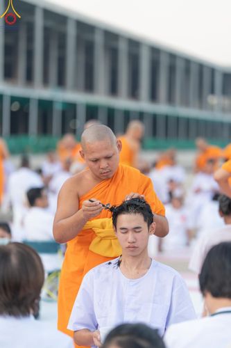 ภาพ No.180088:พิธีปลงผมนาคธรรมทายาท ในโครงการอุปสมบทหมู่ บูชาธรรมมหาปูชนียาจารย์ (ศูนย์อบรมวัดพระธรรมกาย) วันที่ 1 ธันวาคม พ.ศ. 2567 ณ ลานธรรมหารัตนวิหารคด วัดพระธรรมกาย จ.ปทุมธานี
