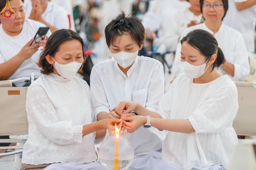 ภาพ No.192851:พิธีจุดประทีปถวายเป็นพุทธบูชา และบูชาธรรมมหาปูชนียาจารย์ ณ อนุสรณ์สถานคลองบางนางแท่น อ.สามพราน จ.นครปฐม ในโครงการธรรมยาตรา กตัญญูบูชา มหาปูชนียาจารย์ พระมงคลเทพมุนี(สด จนฺทสโร) พระผู้ปราบมาร อนุสรณ์สถาน 7 แห่ง ปีที่ 13 วันที่ 10 มกราคม พ.ศ. 2568