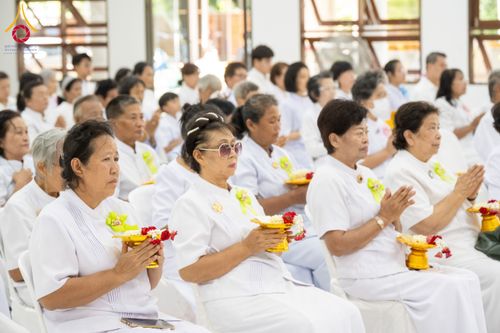 ภาพ No.160893:พิธีเจริญพระพุทธมนต์ และปิดแผ่นทองรูปเหมือน พระเดชพระคุณพระมงคลเทพมุนี (สด จนฺทสโร) พระผู้ปราบมาร จำนวน 3 องค์ วันเสาร์ที่ 5 ตุลาคม พ.ศ. 2567 ณ อาคารปลูกศรัทธา 2 (ชานชลาเดิม) วัดพระธรรมกาย อ.คลองหลวง จ.ปทุมธานี