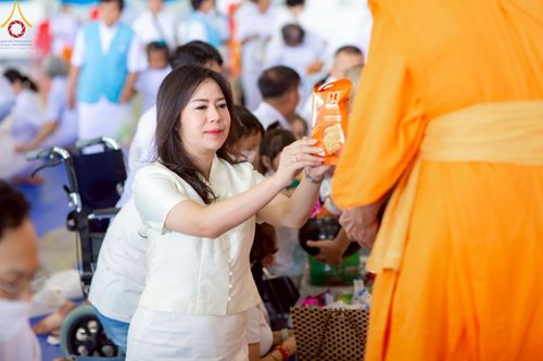 ภาพ No.222067:วันที่ 4 พฤษภาคม พ.ศ. 2568 พิธีตักบาตร เนื่องในวันอาทิตย์ต้นเดือน ณ บ้านแก้วเรือนทองคุณยายฯ วัดพระธรรมกาย