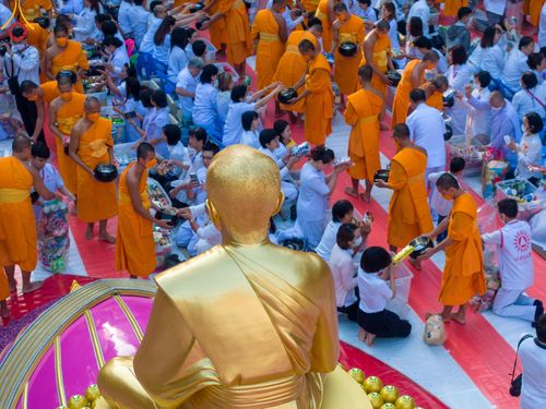 ภาพ No.107468:พิธีตักบาตรพระธรรมยาตราฯ ในโครงการธรรมยาตรากตัญญูบูชา มหาปูชนียาจารย์ พระมงคลเทพมุนี(สด จนฺทสโร) พระผู้ปราบมาร ปีที่ 12 ณ อนุสรณ์สถานมหาวิหารพระมงคลเทพมุนี อ.สองพี่น้อง จ.สุพรรณบุรี วันที่ 7 มกราคม พ.ศ. 2567
