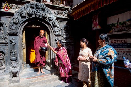 ภาพ No.213201:วันที่ 17 - 18 มีนาคม พ.ศ. 2568 คณะสงฆ์และสามเณรเดินบิณฑบาต รอบเมืองในพื้นที่ วัดสยมภูวนาถและราชวังปาตัน ณ เมืองกาฐมาณฑุ ประเทศเนปาล