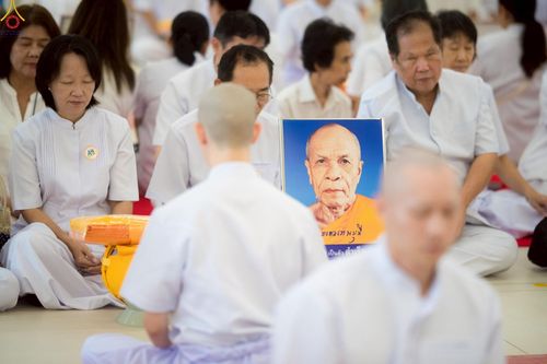 ภาพ No.228951:วันเสาร์ที่ 14 มิถุนายน พ.ศ. 2568 พิธีเวียนประทักษิณ , พิธีขอขมารับผ้าไตร ในโครงการบรรพชาอุปสมบทหมู่ ผู้บริหารรุ่นที่ 15 และ อุดมศึกษา รุ่นที่ 52 ณ โบสถ์พระไตรปิฎก วัดพระธรรมกาย