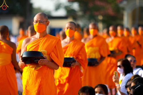 ภาพ No.112793:พิธีตักบาตรพระธรรมยาตราฯ ณ วัดสองพี่น้อง จ.สุพรรณบุรี วันที่ 15 มกราคม พ.ศ. 2567