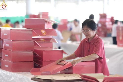 ภาพ No.210966:วันที่ 15 มีนาคม พ.ศ. 2568  บุญบรรจุกล่องไทยธรรม เพื่อถวายแด่พระสังฆาธิการ 40,000 กว่าวัดทั่วไทย ในวันคุ้มครองโลก 22 เมษายน พ.ศ. 2568