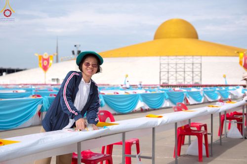 ภาพ No.218548:วันที่ 15 - 18 เมษายน พ.ศ. 2568 การเตรียมภาชนะสำหรับถวายภัตตาหาร , การจัดโต๊ะเก้าอี้ในลานธรรม , การแพ็คพัสดุงานต้อนรับ เพื่องานวันคุ้มครองโลก 22 เมษายน พ.ศ.2568 วัดพระธรรมกาย