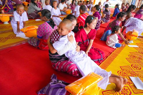 ภาพ No.317679:วันพฤหัสบดีที่ ๒ เมษายน พ.ศ.๒๕๖๙ พิธีบรรพชาสามเณรภาคฤดูร้อน น้อมบูชาธรรมอายุวัฒนมงคล ๘๒ ปี หลวงพ่อธัมมชโย และ ถวายเป็นพระราชกุศลแด่ สมเด็จพระกนิษฐาธิราชเจ้ากรมสมเด็จพระเทพรัตน์ราชสุดาฯ สยามบรมราชกุมารี รุ่นที่ ๑๓ ณ วัดทุ่งเจริญธรรม อำเภออมก๋อย จังหวัดเชี