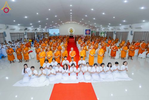 พระภิกษุสงฆ์และสาธุชนจำนวนมากร่วมกิจกรรมสัมมนาโครงการกฐินสามัคคีภายในอาคารปฏิบัติธรรม