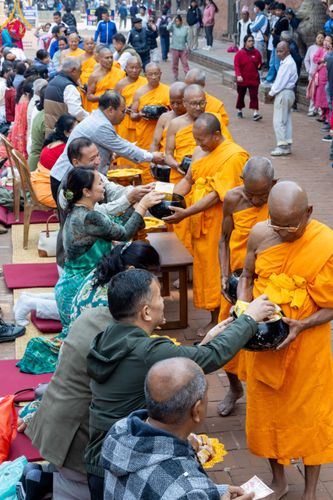ภาพ No.317270:วันอังคารที่ 31 มีนาคม พ.ศ.2569 จาริกบิณฑบาตแห่งศรัทธา จากวัดอเชศวรสู่สี่แยกปาตันและวัดศรี ประเทศเนปาล