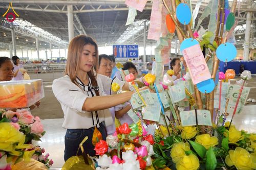 ภาพ No.215241:วันอาทิตย์ต้นเดือนที่ 6 เมษายน พ.ศ. 2568 พิธีตักบาตรข้าวสารอาหารแห้ง ณ บ้านแก้วเรือนทองคุณยาย สภาธรรมกายสากล วัดพระธรรมกาย