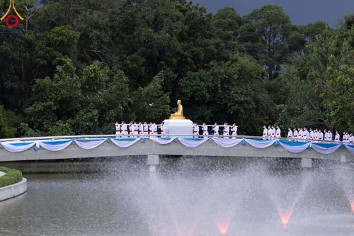 ภาพ No.89197:พิธีอัญเชิญรูปหล่อทองคำ  คุณยายอาจารย์มหารัตนอุบาสิกาจันทร์ ขนนกยูง เพื่อประดิษฐาน ณ มหาวิหารคุณยายอาจารย์ฯ เนื่องในวันครูผู้ค้นพบวิชชาธรรมกาย วันศุกร์ที่ 29 กันยายน พ.ศ. 2566