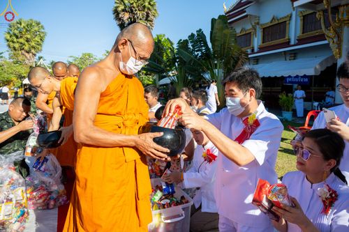 ภาพ No.83154:พิธีถวายสังฆทาน 323 วัด 4 จังหวัดชายแดนภาคใต้ ปีที่ 19 ครั้งที่ 163 พิธีมอบกองทุนหนุนแรงใจช่วยครูใต้ ปีที่ 16 ครั้งที่ 128  และพิธีทำบุญอุทิศส่วนกุศลให้ผู้วายชนม์ ในวันเสาร์ที่ 8 กรกฎาคม พ.ศ. 2566 ณ หอประชุม อาคารพระสุทธิสมณวัตรานุสรณ์   วัดมุจลินทวาปีวิ