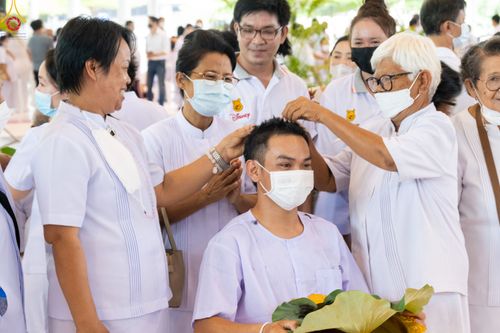 ภาพ No.83553:พิธีตัดปอยผมและปลงผม ในโครงการบรรพชาอุปสมบทหมู่ ธรรมทายาทรุ่นเข้าพรรษา ณ วัดพระธรรมกาย วันอาทิตย์ที่ 16 กรกฎาคม พ.ศ.2566