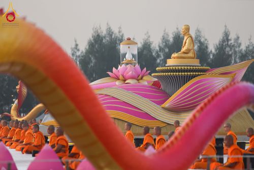 ภาพ No.299748:วันที่ 19 มกราคม พ.ศ.2569 พระธรรมยาตราปฏิบัติธรรมและถ่ายภาพหมู่ประวัติศาสตร์ ณ อนุสรณ์สถานลำดับที่ 5 สถานที่เผยแผ่วิชชาธรรมกายครั้งแรก  อนุสรณ์สถานบางปลาวัดบางปลา อ.บางเลน จ.นครปฐม ในโครงการธรรมยาตรา กตัญญูบูชา มหาปูชนียาจารย์ พระมงคลเทพมุนี(สด จนฺทสโร) 