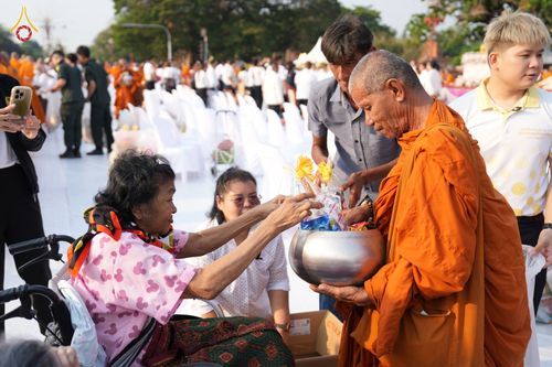 ภาพ No.318095:วันเสาร์ที่ 4 เมษายน พ.ศ. 2569 งานทำบุญเมืองใจกลางอยุธยา  ตักบาตรพระ 1,109 รูป ณ ถนนชีกุน หน้าวัดมหาธาตุ และวัดราชบูรณะ