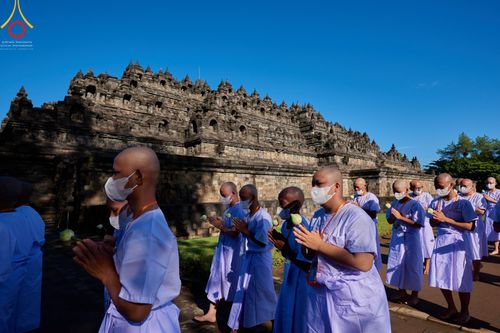 ภาพ No.68172:พิธีเวียนประทักษิณ และวันทาพระมหาเจดีย์บรมพุทโธ ของนาคธรรมทายาท ประเทศอินโดนีเซีย วันที่ 17 ธันวาคม พ.ศ. 2565
