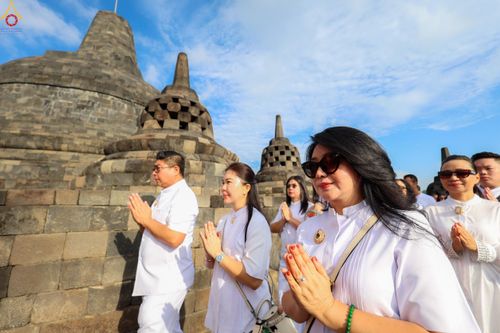 ภาพ No.330038:วันที่ 27-29 พฤษภาคม พ.ศ.2569 MBMI Tangerang (Majelis Agama Buddha Mahanikaya) ได้มีการเตรียมงานเพื่อจัดงานวิสาขบูชานานาชาติ  ชึ่งในงานจะมีการจุดประทีปโคมลาน โคมลอย กว่า 20,000 ดวง  เพื่อน้อมถวายเป็นพุทธบูชา และเพื่อเป็นการกระชับสัมพันธมิตรภาพ