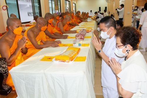 ภาพ No.73028:พิธีถวายภัตตาหารเป็นสังฆทาน แด่คณะพระธรรมยาตราฯ ในโครงการธรรมยาตรากตัญญูบูชา มหาปูชนียาจารย์ พระมงคลเทพมุนี(สด จนฺทสโร) พระผู้ปราบมาร อนุสรณ์สถาน 7 แห่ง ปีที่ 11 วันที่ 21 มกราคม พ.ศ. 2566