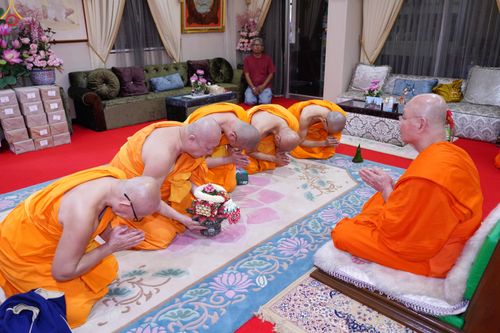 ภาพ No.286234:วันที่ 12 กรกฎาคม พศ.2568 (แรม 2 ค่ำ เดือน 8) พระภิกษุวัดพระธรรมกาย ทำวัตรพระผู้ใหญ่ เนื่องในวันเข้าพรรษา