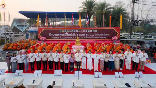 ภาพ No.321015:วันอาทิตย์ที่ ๑๒ เมษายน พ.ศ ๒๕๖๙ พิธีตักบาตรปี๋ใหม่เมืองพระภิกษุสงฆ์ ๓๓๙ รูป  อุทิศถวายพระราชกุศลสมเด็จพระนางสิริกิติ์  พระบรมราชินีนาถ พระบรมราชชนนีพันปีหลวง และฉลองเมืองแม่แตงครบรอบ ๑๑๙ ปี ณ ลานโรงแรมแอร์ไดมอนด์ อำเภอแม่แตง จังหวัดเชียงใหม่