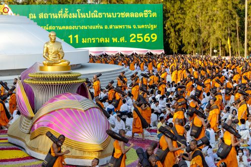 ภาพ No.290567:วันที่ 7 มกราคม พ.ศ. 2569 พิธีต้อนรับพระธรรมยาตรา ณ อนุสรณ์สถานลำดับที่ 2  สถานที่ตั้งมโนปณิธานบวชตลอดชีวิต อนุสรณ์สถานคลองบางนางแท่น (ภาพชุดที่ 2) อ.สามพราน จ.นครปฐม ในโครงการธรรมยาตรา กตัญญูบูชา มหาปูชนียาจารย์ พระมงคลเทพมุนี(สด จนฺทสโร) พระผู้ปราบมาร 