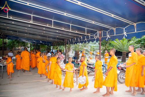 ภาพ No.321768:วันที่ 12 เมษายน พ.ศ.2569 ตักบาตรสงกรานต์ฉลองสามเณรใหม่  ณ ศูนย์ปฏิบัติธรรมระยอง(บ้านช่องลม)