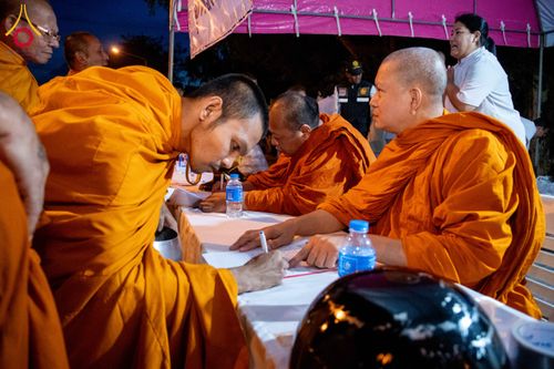 ภาพ No.281485:วันอาทิตย์ที่ 28 ธันวาคม พ.ศ.2568 ตักบาตรพระ 1000 รูป ปีที่ 1 ทำบุญเมืองสตูลส่งท้ายปี ณ หน้าโรงเรียนสตูลวิทยา จ.สตูล