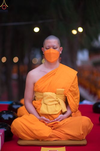 ภาพ No.69650:พิธีตักบาตรพระธรรมยาตราฯ ในโครงการธรรมยาตรากตัญญูบูชา มหาปูชนียาจารย์ พระมงคลเทพมุนี(สด จนฺทสโร) พระผู้ปราบมาร ปีที่ 11 ณ อนุสรณ์สถานลำดับที่ 1 สถานที่เกิดด้วยรูปกายเนื้อ อนุสรณ์สถานมหาวิหารพระมงคลเทพมุนี อ.สองพี่น้อง จ.สุพรรณบุรี