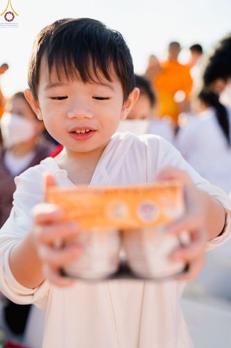 ภาพ No.74848:พิธีตักบาตรพระธรรมยาตราฯ ในโครงการธรรมยาตรากตัญญูบูชา มหาปูชนียาจารย์ พระมงคลเทพมุนี(สด จนฺทสโร) พระผู้ปราบมาร ปีที่ 11 ณ อนุสรณ์สถานลำดับที่ 5 สถานที่เผยแผ่วิชชาธรรมกายครั้งแรก อนุสรณ์สถานบางปลา วัดบางปลา อ.บางเลน จ.นครปฐม วันที่ 29 มกราคม พ.ศ. 2566