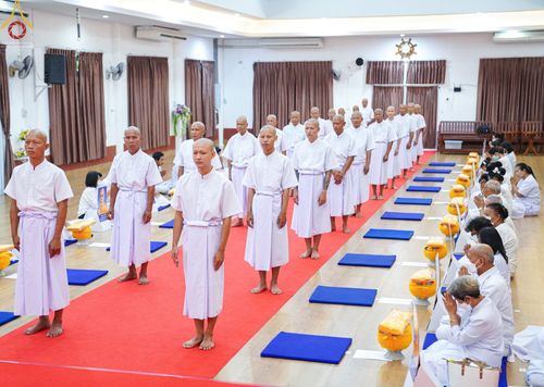 ภาพ No.65422:พิธีขอขมาผู้ปกครอง โดยนาคธรรมทายาท ในโครงการอุปสมบทบูชาธรรม มหาปูชนียาจารย์ประจำปี 2565 วันที่ 19 พฤศจิกายน พ.ศ. 2565 ณ ศูนย์ปฏิบัติธรรมลำปาง