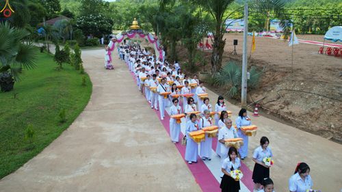 ภาพ No.331647:วันพุธที่ ๓ มิถุนายน พ.ศ.๒๕๖๙ พิธีทอดผ้าป่า ปฏิบัติธรรมกลั่นแผ่นดิน พิธีโปรยรัตนชาติ  และ พิธีตอกเสาเข็ม มงคลต้นแรก สถาปนา "องค์พระเจดีย์เพื่อสร้างสันติภาพโลก"  องค์แรก ครั้งแรกของลำปาง ประตูสู่ภาคเหนือ  ณ ศูนย์ปฏิบัติธรรมเถินเทิดธรรม อ.เถิน จ.ลำปาง