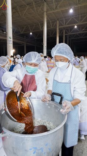 ภาพ No.75102:พิธีถวายภัตตาหารเป็นสังฆทาน แด่คณะพระธรรมยาตราฯ ในโครงการธรรมยาตรากตัญญูบูชา มหาปูชนียาจารย์ พระมงคลเทพมุนี(สด จนฺทสโร) พระผู้ปราบมาร อนุสรณ์สถาน 7 แห่ง ปีที่ 11 วันที่ 31 มกราคม พ.ศ. 2566