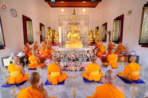 ภาพ No.73215:พิธีจุดประทีปถวายเป็นพุทธบูชา และบูชาธรรมมหาปูชนียาจารย์ ในโครงการธรรมยาตรากตัญญูบูชา มหาปูชนียาจารย์ พระมงคลเทพมุนี(สด จนฺทสโร) พระผู้ปราบมาร ปีที่ 11 ณ อนุสรณ์สถานลำดับที่ 4 สถานที่เกิดด้วยกายธรรม วัดโบสถ์ (บน) บางคูเวียง อ.บางกรวย จ.นนทบุรี วันที่ 21 