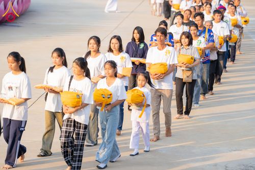 ภาพ No.318642:วันที่ 29 มีนาคม พ.ศ. 2569 พิธีเวียนประทักษิณ มอบผ้าไตร บรรพชาสามเณร  ณ ศูนย์อบรมเยาวชนกาญบุรี