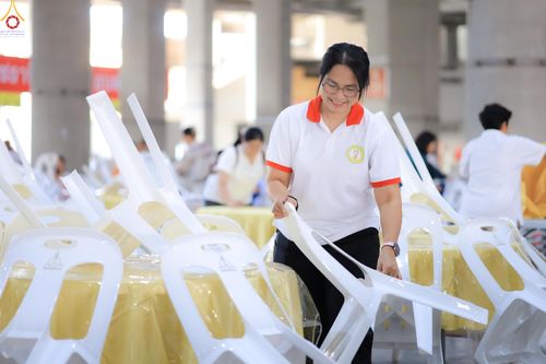 ภาพ No.322694:วันที่ 15-18 เมษายน พ.ศ.2569 การเเตรียมโต๊ะฉัน , เตรียมจุดพักค้าง , เรียงเก้าอี้ , เรียงกล่องไทยธรรม  เพื่องานถวายมหาสังฆทาน 40,000 กว่าวัดทั่วประเทศ วันคุ้มครองโลก 22 เมษายน พ.ศ.2569 วัดพระธรรมกาย