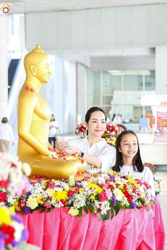 ภาพ No.322267:วันที่ 13 เมษายน พ.ศ.2569 สาธุชนสรงน้ำพระ เนื่องในวันสงกรานต์ ณ หอฉันคุณยายอาจารย์ วัดพระธรรมกาย