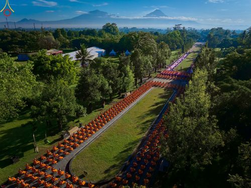 ภาพ No.68344:พิธีตักบาตร ณ พระมหาเจดีย์บรมพุทโธ ประเทศอินโดนีเซีย วันที่ 18 ธันวาคม พ.ศ. 2565