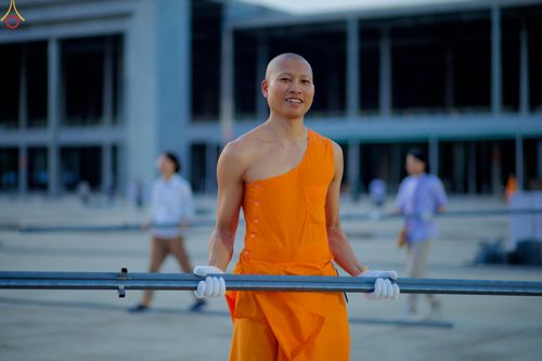 ภาพ No.326927:วันที่ 1 พฤษภาคม พ.ศ.2569 พระภิกษุ สามเณร เจ้าหน้าที่ สาธุชน ร่วมกันเก็บงาน ณ ลานธรรม วัดพระธรรมกาย