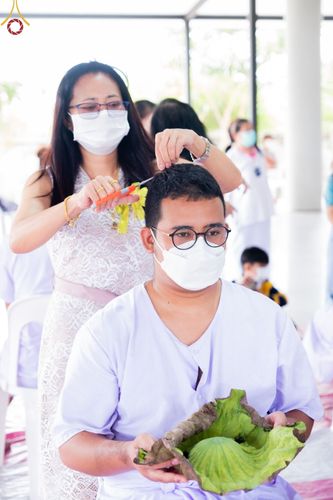 ภาพ No.65650:พิธีปลงผมและพิธีขอขมา มอบบาตรกับผ้าไตร ในโครงการอุปสมบทบูชาธรรม มหาปูชนียาจารย์ประจำปี 2565 ณ ศูนย์ปฎิบัติธรรมสมุทรปราการ(บางบ่อ)  วันอาทิตย์ที่ 20 พฤศจิกายน พ.ศ. 2565