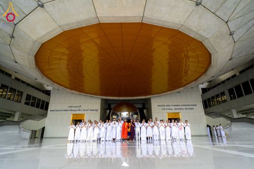 ภาพ No.342408:วันที่ 31 กรกฎาคม พ.ศ. 2569  ต้อนรับคณะแสวงบุญชาวศรีลังกา 31 ท่าน เยี่ยมชมวัดพระธรรมกาย