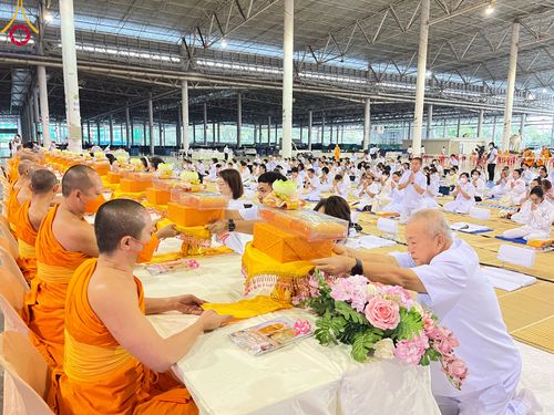 ภาพ No.105577:พิธีถวายภัตตาหารเป็นสังฆทาน แด่คณะพระธรรมยาตราฯ ในโครงการธรรมยาตรากตัญญูบูชา มหาปูชนียาจารย์ พระมงคลเทพมุนี(สด จนฺทสโร) พระผู้ปราบมาร อนุสรณ์สถาน 7 แห่ง ปีที่ 12 วันที่ 3 มกราคม พ.ศ. 2567 ณ สภาธรรมกายสากล วัดพระธรรมกาย