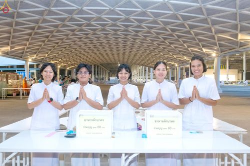 ภาพ No.327885:วันที่ 3 พฤษภาคม พ.ศ.2569 พิธีตักบาตร ข้าวสารอาหารแห้ง ณ บ้านแก้วเรือนทองคุณยายอาจารย์ฯ วัดพระธรรมกาย