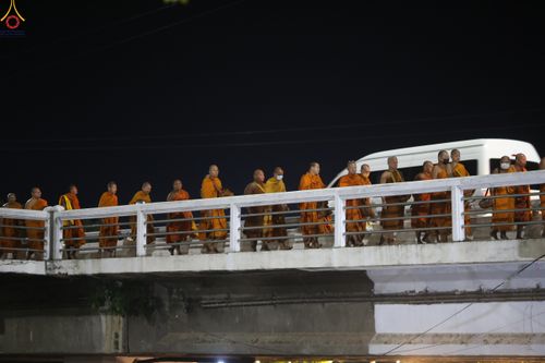 ภาพ No.284124:วันเสาร์ที่ 20 ธันวาคม พ.ศ.2568  พิธีตักบาตรพระ 10,000 รูป เนื่องในโอกาส 194 ปี จังหวัดกาญจนบุรี และอุทิศส่วนกุศลให้แด่บรรพชนทั้งหลาย บริเวณถนนสองแคว (Skywalk) เมืองกาญจนบุรี