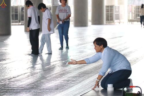 ภาพ No.322947:วันที่ 17-19 เมษายน พ.ศ.2569 การปูผ้ากระสอบขาว , เตรียมจุดฉัน , เตรียมจุดพักค้าง เพื่องานถวายมหาสังฆทาน 40,000 กว่าวัดทั่วประเทศ วันคุ้มครองโลก 22 เมษายน พ.ศ.2569 วัดพระธรรมกาย