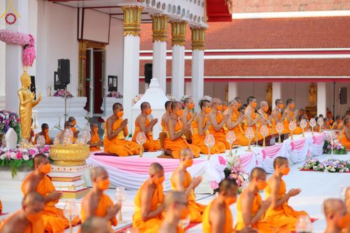 ภาพ No.71843:พิธีจุดประทีปถวายเป็นพุทธบูชา และบูชาธรรมมหาปูชนียาจารย์ ในโครงการธรรมยาตรากตัญญูบูชา มหาปูชนียาจารย์ พระมงคลเทพมุนี(สด จนฺทสโร) พระผู้ปราบมาร ปีที่ 11 ณ อนุสรณ์สถานลำดับที่ 3 สถานที่เกิดใหม่ในเพศสมณะ วัดสองพี่น้อง อ.สองพี่น้อง จ.สุพรรณบุรี วันที่ 17 มกร