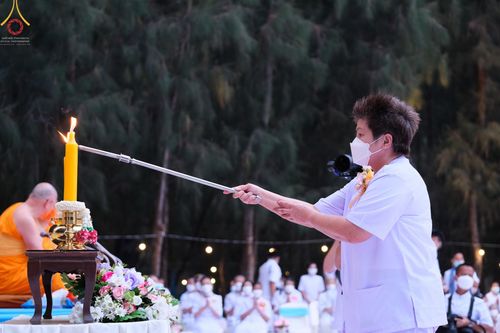 ภาพ No.69559:พิธีตักบาตรพระธรรมยาตราฯ ในโครงการธรรมยาตรากตัญญูบูชา มหาปูชนียาจารย์ พระมงคลเทพมุนี(สด จนฺทสโร) พระผู้ปราบมาร ปีที่ 11 ณ อนุสรณ์สถานลำดับที่ 1 สถานที่เกิดด้วยรูปกายเนื้อ อนุสรณ์สถานมหาวิหารพระมงคลเทพมุนี อ.สองพี่น้อง จ.สุพรรณบุรี