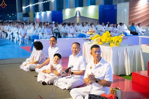 ภาพ No.280409:วันที่ 31 ธันวาคม พ.ศ.2568 -วันที่ 1 มกราคม พ.ศ.2569 พิธีฉลองชัยสวดมนต์บทธัมมจักกับปปวัตนสูตร ครบ 8,000,000,000 จบ , พิธีสวดมนต์ข้ามปี ณ วัดพระธรรมกาย