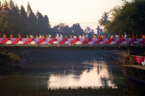 ภาพ No.70497:พิธีตักบาตรพระธรรมยาตราฯ ในโครงการธรรมยาตรากตัญญูบูชา มหาปูชนียาจารย์ พระมงคลเทพมุนี(สด จนฺทสโร) พระผู้ปราบมาร ปีที่ 11 ณ อนุสรณ์สถานลำดับที่ 2 สถานที่ตั้งมโนปณิธานบวชตลอดชีวิต อนุสรณ์สถานคลองบางนางแท่น อ.สามพราน จ.นครปฐม วันที่ 14 มกราคม พ.ศ. 2566